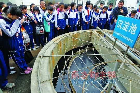 昨日上午，宏兴路大推车山生活垃圾填埋场，工作人员在介绍垃圾污水处理池，气味难闻，参观的同学忍不住掩住鼻子。